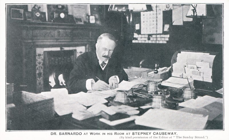 Dr Barnardo w pracy w swoim pokoju na Stepney Causeway autorstwa English Photographer