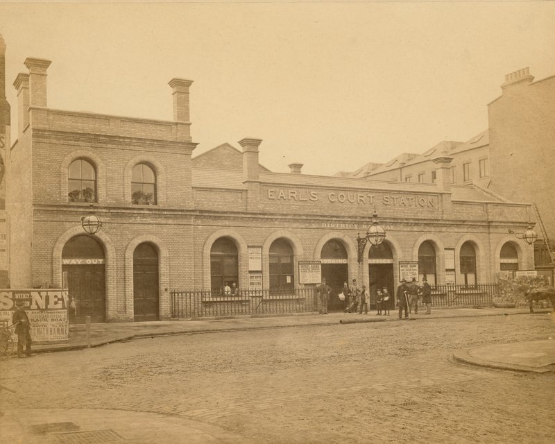Stacja Earls Count – wejście do Earls Court Road; zdjęcie wykonane przez C Lathama w 1878 r. autorstwa English Photographer