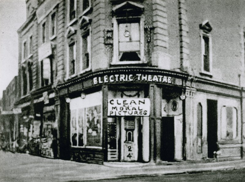 Wczesne kino Flea-Pit, Nelson Electric Theatre na Old Kent Road, pokazujące czyste moralne obrazy autorstwa English Photographer