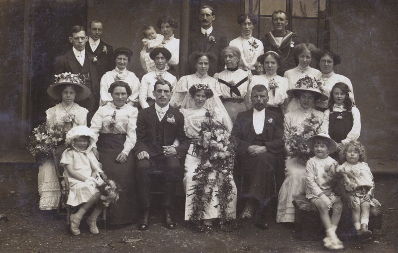 Edwardiańska fotografia ślubna, ok. 1910 r. (zdjęcie czarno-białe) autorstwa English Photographer