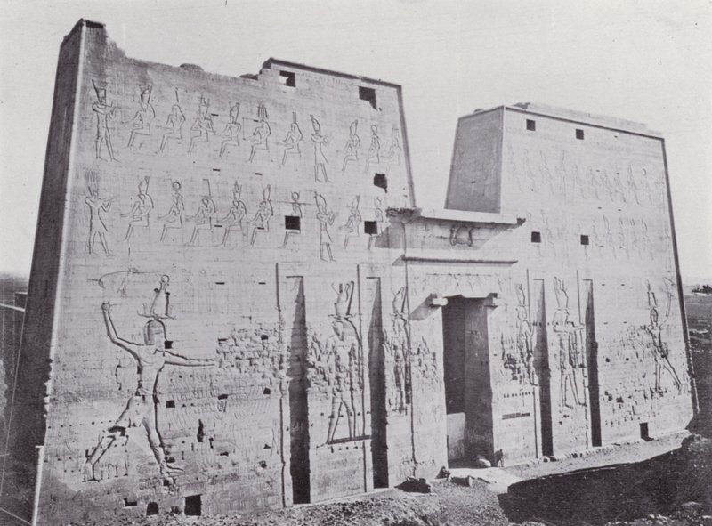 Egipt: Pylon Świątyni Edfu (zdjęcie czarno-białe) autorstwa English Photographer