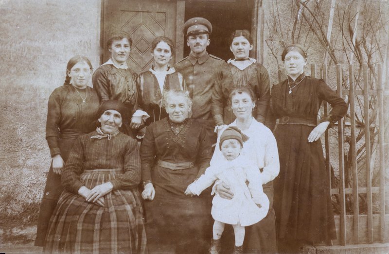 Angielski żołnierz, I wojna światowa z grupą miejscowych, Europa Północna, prawdopodobnie Francja (zdjęcie czarno-białe) autorstwa English Photographer
