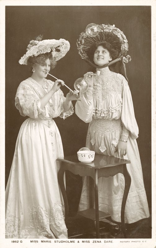 Angielskie aktorki i piosenkarki, Zena Dare i Marie Studholme (zdjęcie czarno-białe) autorstwa English Photographer
