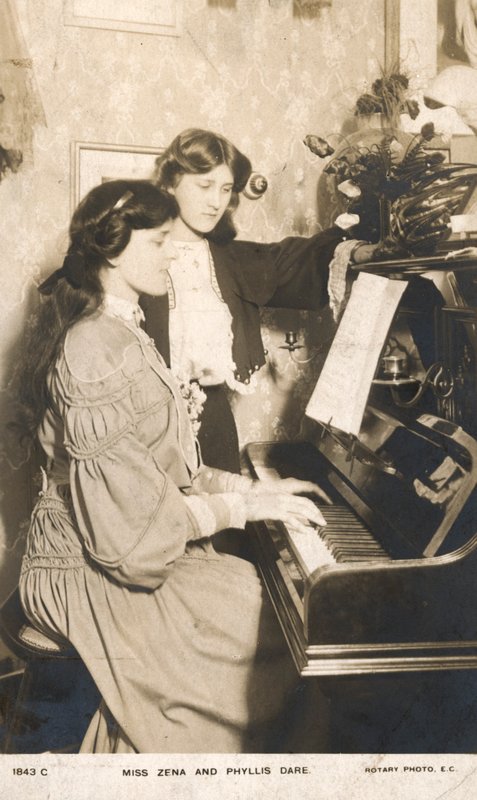Angielskie aktorki i piosenkarki, Zena Dare i jej siostra Phyllis Dare (zdjęcie czarno-białe) autorstwa English Photographer