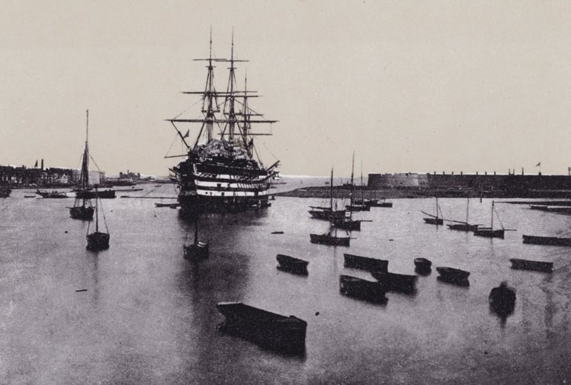 Wejście do portu Portsmouth (zdjęcie czarno-białe) autorstwa English Photographer