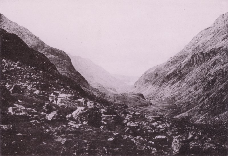 Wejście na przełęcz Llanberis (zdjęcie czarno-białe) autorstwa English Photographer