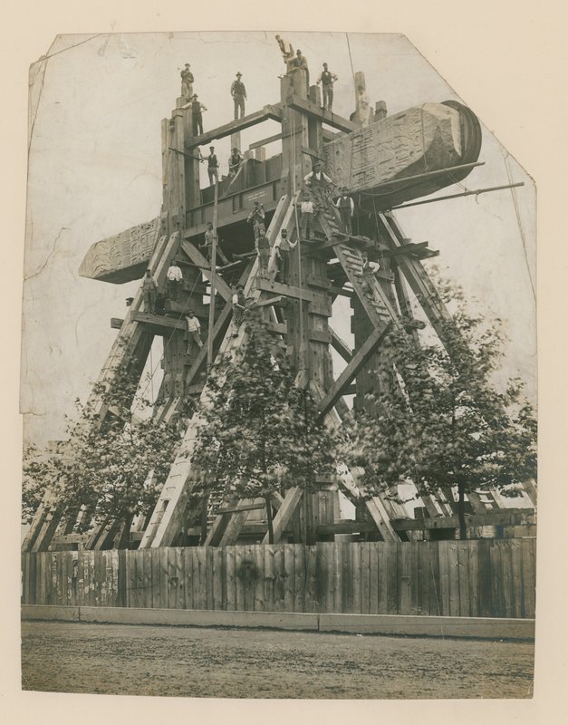 Wznoszenie Igły Kleopatry na nabrzeżu Tamizy, 12 września 1878 r. autorstwa English Photographer