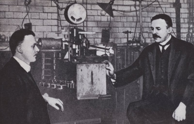 Ernest Rutherford, po lewej, i Hans Geiger w Laboratorium Fizyki Uniwersytetu w Manchesterze (zdjęcie czarno-białe) autorstwa English Photographer