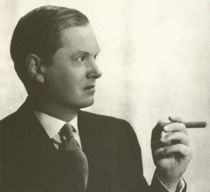 Evelyn Waugh, portret, palące cygaro (zdjęcie czarno-białe) autorstwa English Photographer