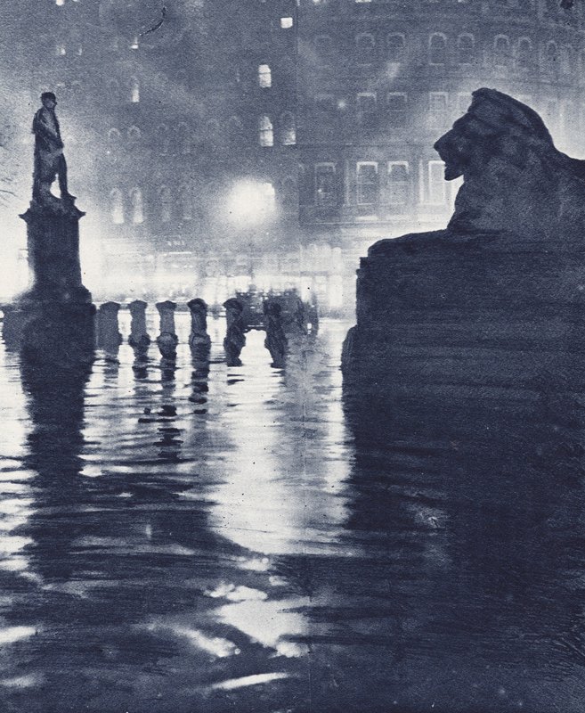 Wieczorne cienie na Trafalgar Square, Londyn (zdjęcie czarno-białe) autorstwa English Photographer