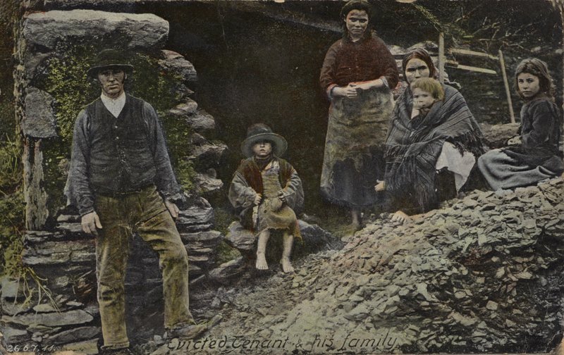 Wyeksmitowany lokator i jego rodzina, Irlandia (zdjęcie kolorowe) autorstwa English Photographer