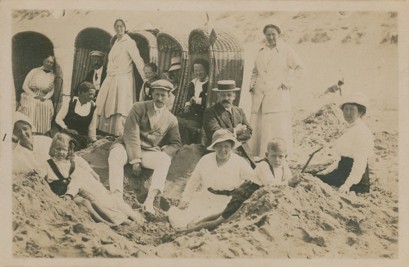 Rodzina nad morzem. Pocztówka wysłana w 1913 roku. autorstwa English Photographer