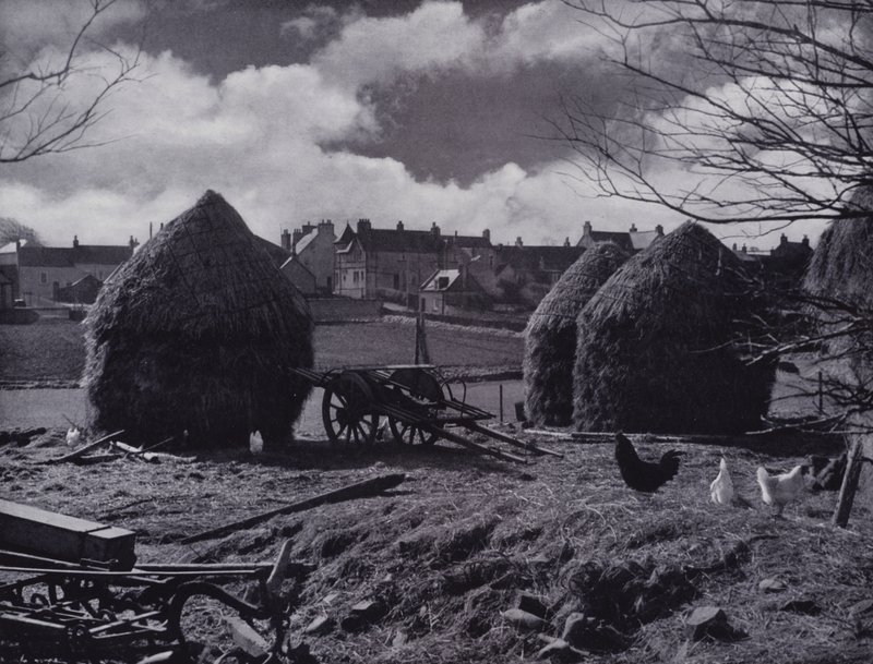 Stosy gospodarstw i dachy wsi w Oxton, Lauderdale (zdjęcie czarno-białe) autorstwa English Photographer