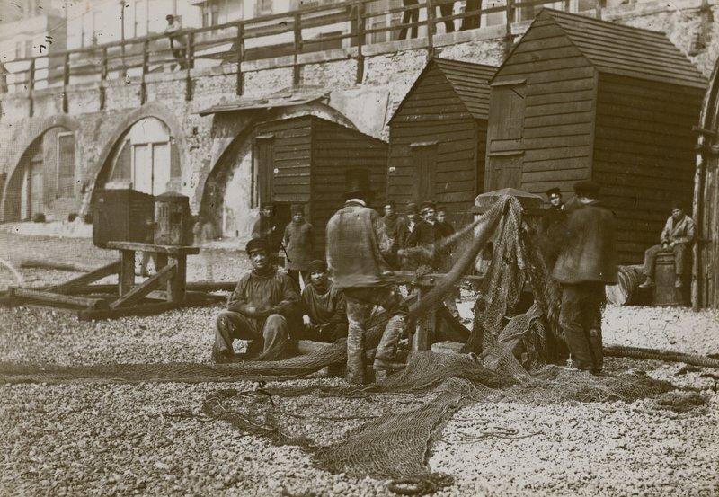 Rybacy na zdjęciu z sieciami na plaży w Brighton autorstwa English Photographer