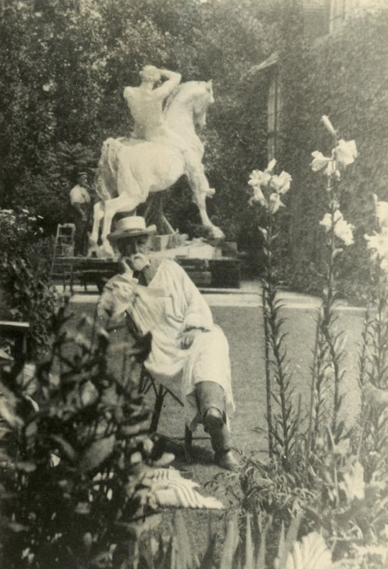 G F Watts w ogrodzie Little Holland House, Melbury Road, Kensington autorstwa English Photographer