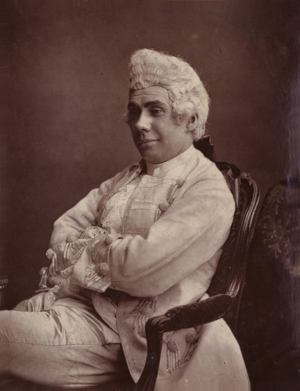 G. W. Anson (jako Sir Howard Jelly) autorstwa English Photographer