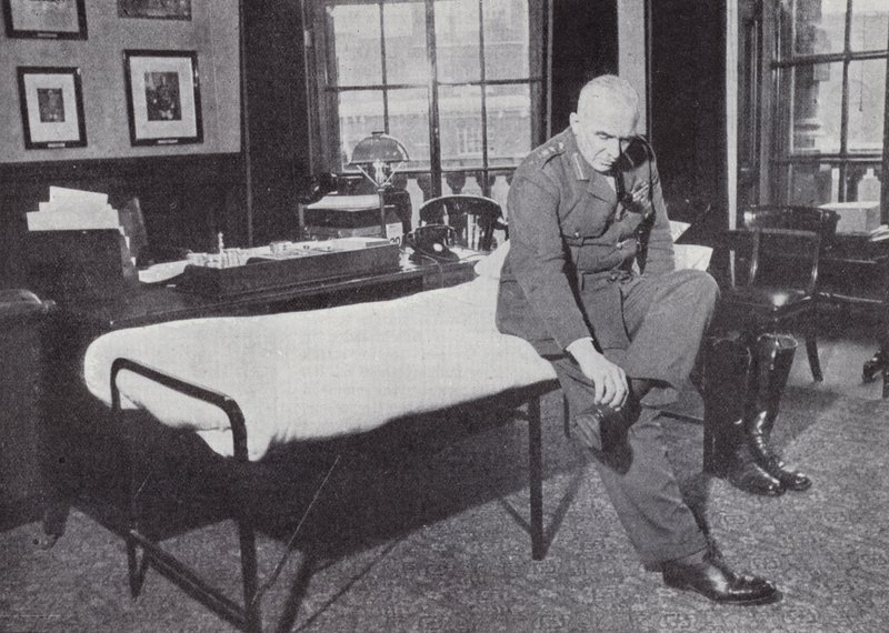 Generał Sir Edmund Ironside, szef Cesarskiego Sztabu Generalnego, w swoim biurze w Urzędzie Wojny, gdzie często spał podczas II wojny światowej, 1939-1940 autorstwa English Photographer