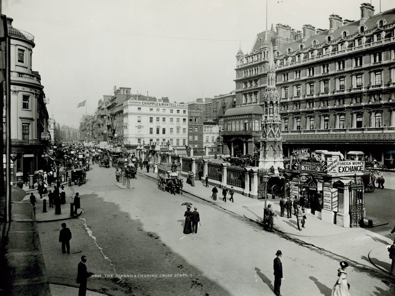 Widok ogólny wzdłuż Strand ze stacją Charing Cross autorstwa English Photographer
