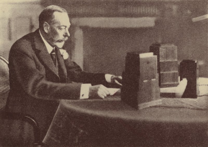 Jerzy V nadający orędzie bożonarodzeniowe do Brytyjskiej Wspólnoty Narodów i Imperium autorstwa English Photographer