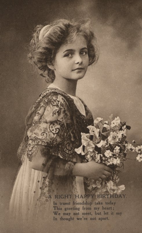 Dziewczyna z bukietem kwiatów i życzeniami urodzinowymi (zdjęcie czarno-białe) autorstwa English Photographer