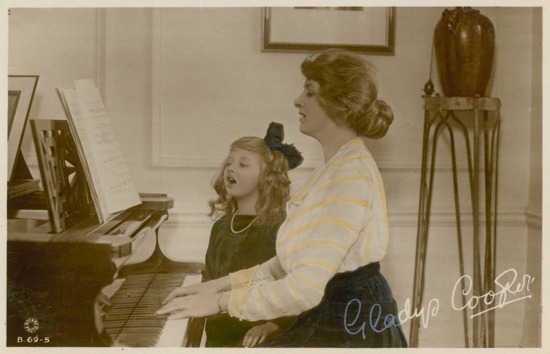 Gladys Cooper i dziewczyna przy pianinie autorstwa English Photographer