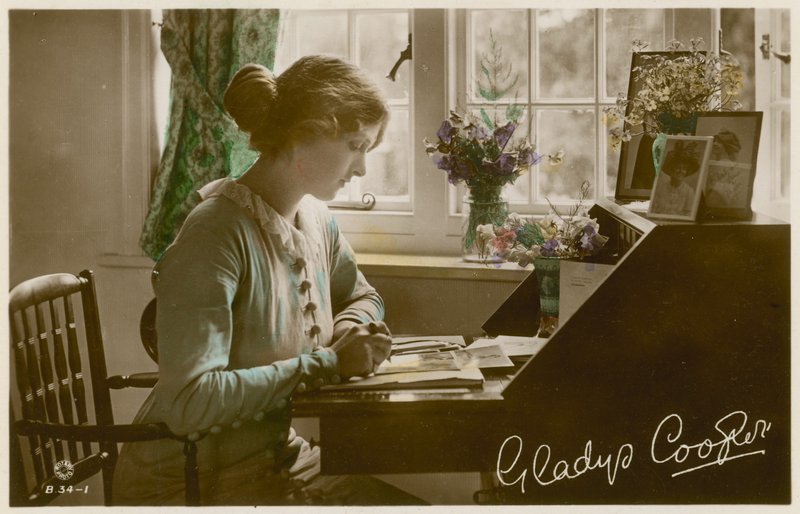 Gladys Cooper przy biurku autorstwa English Photographer