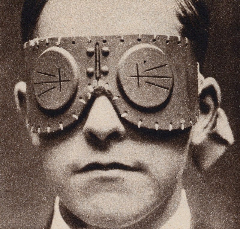 Gogle chroniące użytkownika przed odłamkami pocisków, I wojna światowa (zdjęcie czarno-białe) autorstwa English Photographer