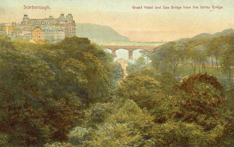 Grand Hotel i most, Scarborough (kolorowe zdjęcie) autorstwa English Photographer