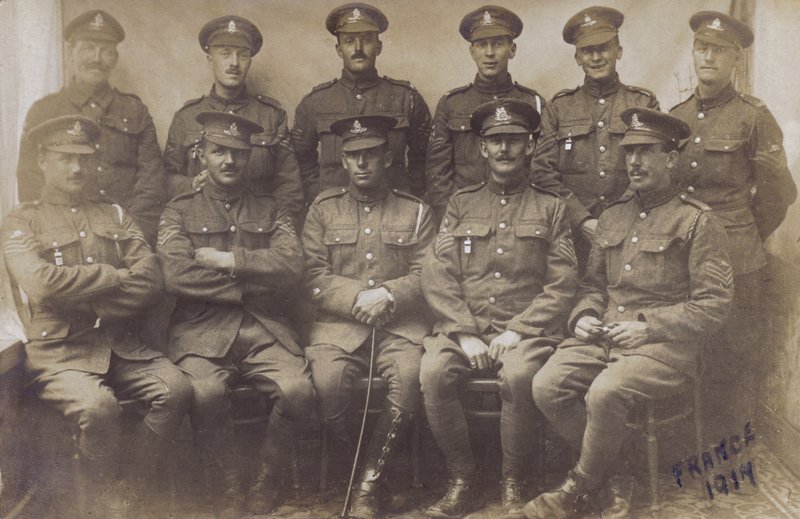 Grupa żołnierzy angielskich, I wojna światowa, Francja 1917 (zdjęcie czarno-białe) autorstwa English Photographer