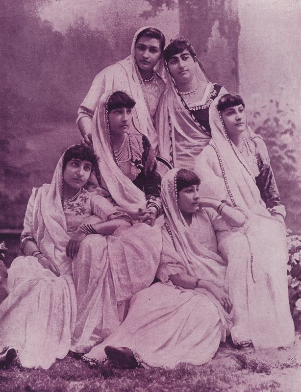 Grupa Parsee Ladies autorstwa English Photographer