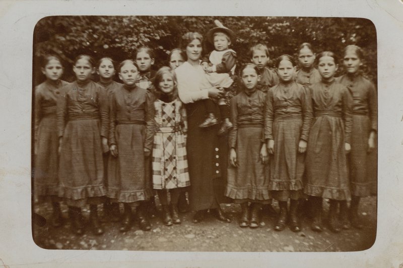 Grupa przypuszczalnie sierot, prawdopodobnie dzieci Barnardo (zdjęcie czarno-białe) autorstwa English Photographer