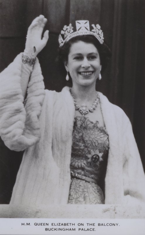 Królowa Elżbieta na balkonie, Pałac Buckingham (zdjęcie czarno-białe) autorstwa English Photographer