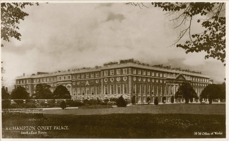 Pałac Hampton Court, fronty południowe i wschodnie autorstwa English Photographer
