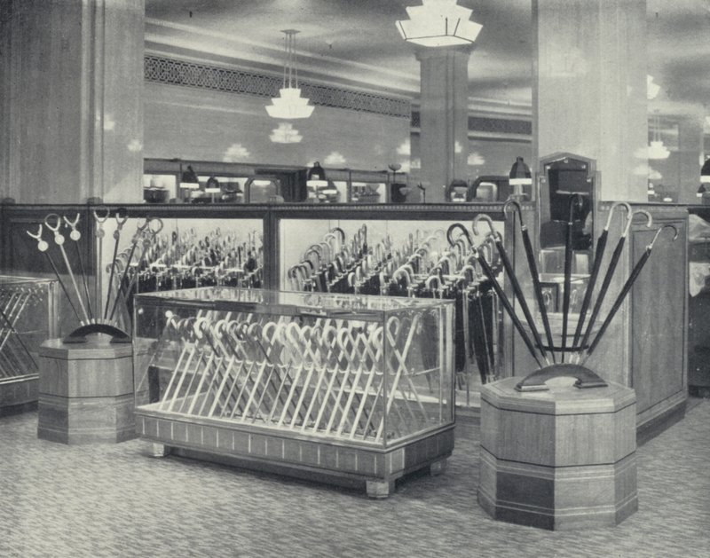 Harrods, licznik parasoli (zdjęcie czarno-białe) autorstwa English Photographer