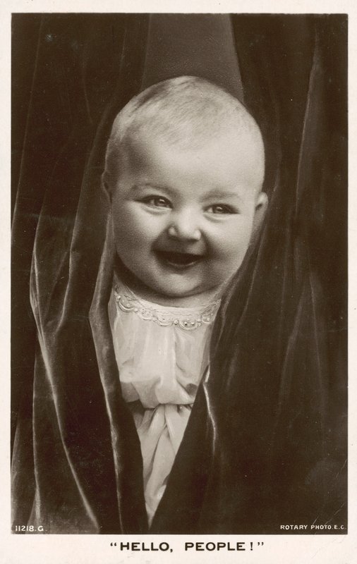 Witajcie ludzie! Uśmiechnięte dziecko autorstwa English Photographer