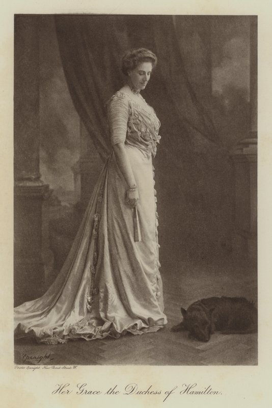 Jej Wysokość Księżna Hamilton (zdjęcie czarno-białe) autorstwa English Photographer
