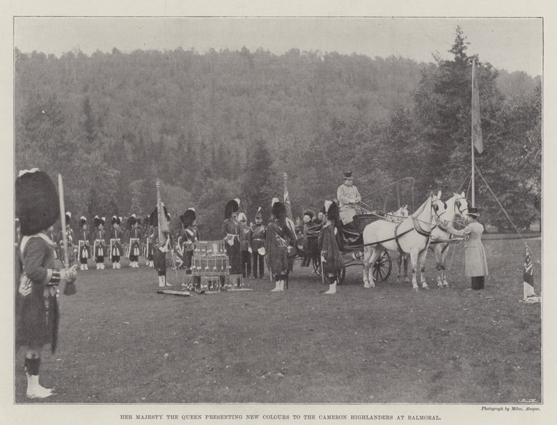 Jej Wysokość Królowa przedstawia nowe kolory Cameron Highlanders w Balmoral autorstwa English Photographer