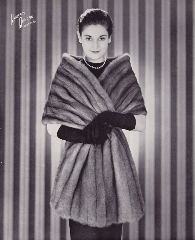 Herbert Duncan Furs: Royal Pastel Mink (zdjęcie czarno-białe) autorstwa English Photographer