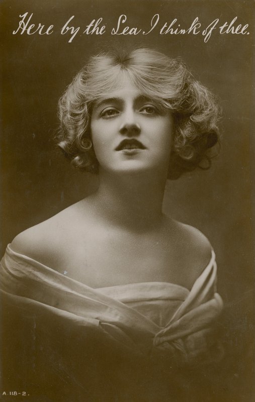 Tu nad morzem myślę o tobie, pocztówka wysłana w 1913 r. autorstwa English Photographer
