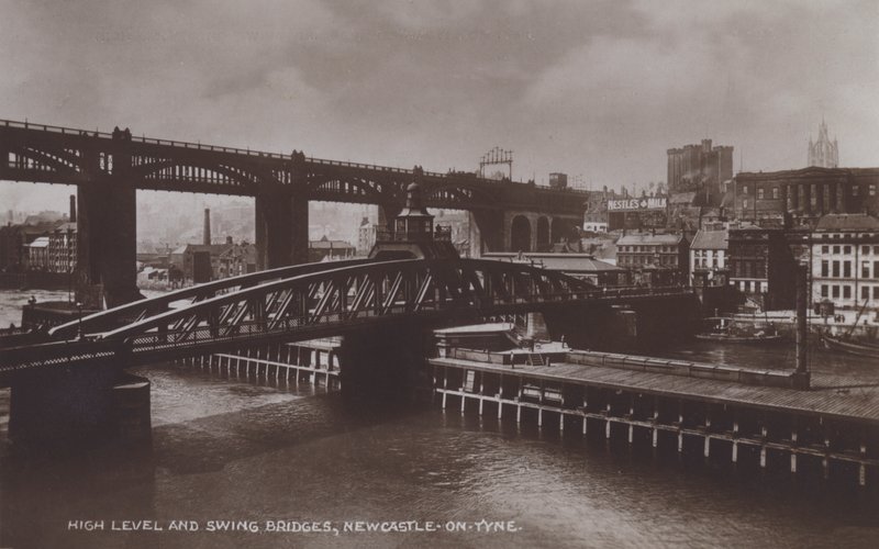 Mosty wysokiego poziomu i mosty obrotowe, Newcastle-On-Tyne (zdjęcie czarno-białe) autorstwa English Photographer