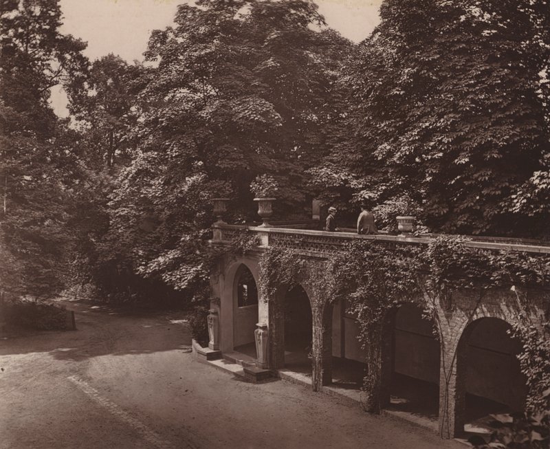 Holland House, Londyn: Taras nad kolumnadą, strona południowa (zdjęcie czarno-białe) autorstwa English Photographer