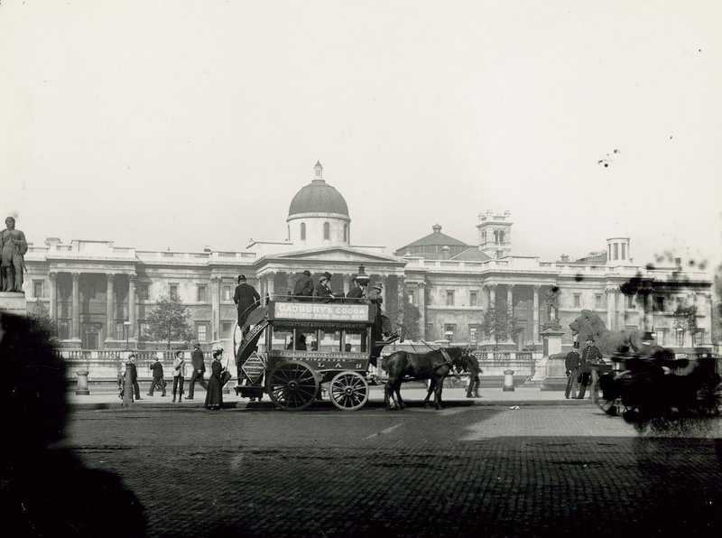 Transport konny na Trafalgar Square autorstwa English Photographer