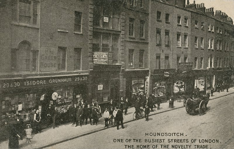 Houndsditch, jedna z najbardziej ruchliwych ulic Londynu, dom handlu nowościami, Londyn autorstwa English Photographer