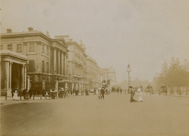 Hyde Park Corner i Piccadilly, Londyn autorstwa English Photographer