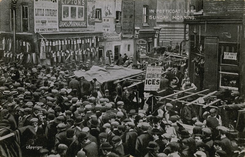 Na Petticoat Lane w Londynie w niedzielny poranek autorstwa English Photographer