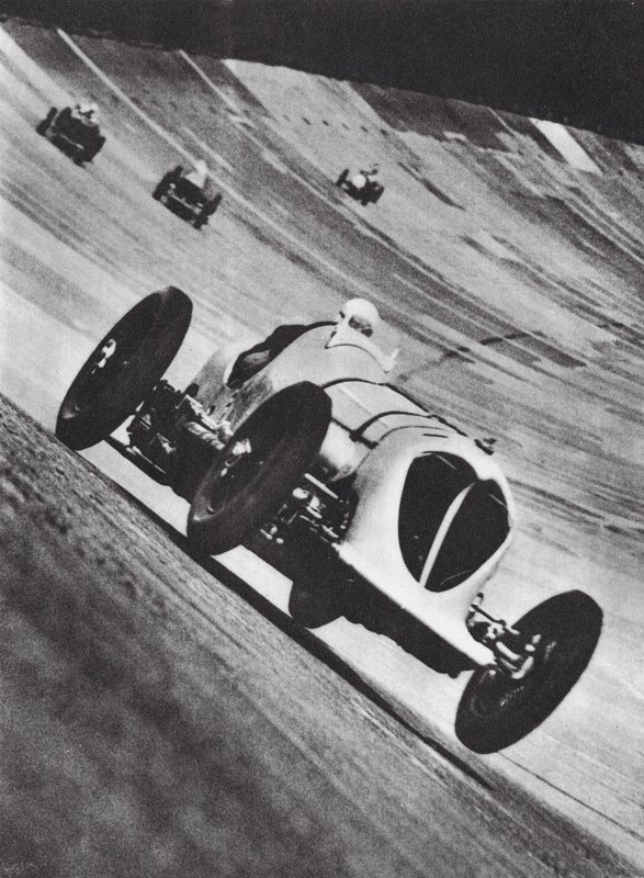 Napier-Railton Johna Cobba ścigający się w Brooklands (zdjęcie czarno-białe) autorstwa English Photographer