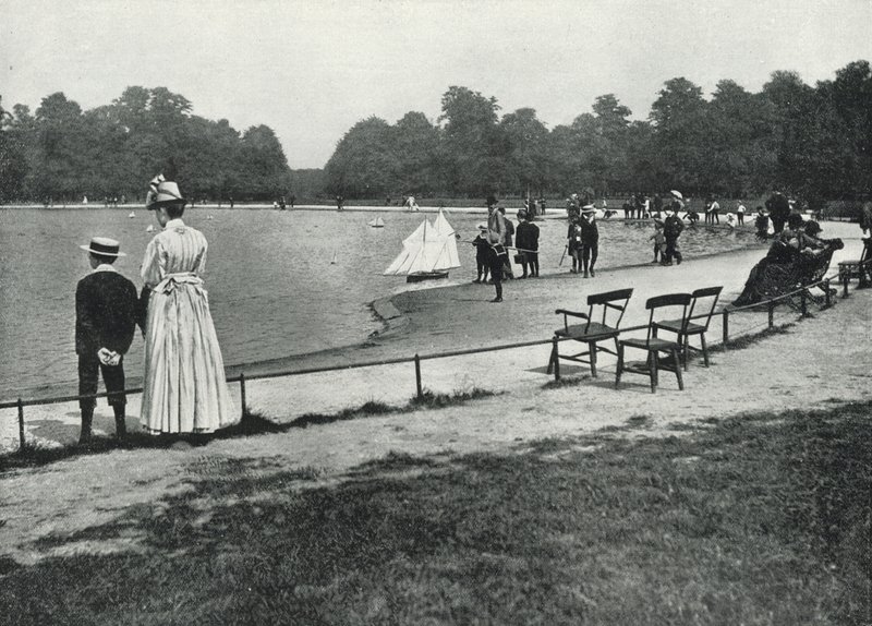 Kensington Gardens, Okrągły Staw (zdjęcie czarno-białe) autorstwa English Photographer