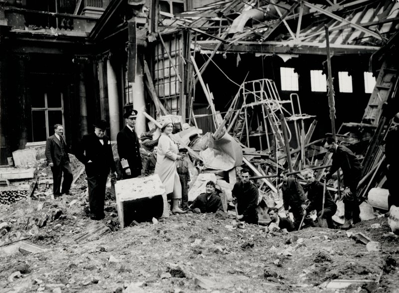 Król Jerzy VI i królowa Elżbieta wraz z Winstonem Churchillem badają uszkodzenia bomb, przypuszczalnie w Pałacu Buckingham (zdjęcie czarno-białe) autorstwa English Photographer