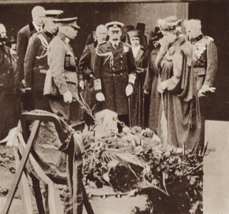 Król Jerzy V składa hołd w grobie pielęgniarki Edith Cavell w Belgii (zdjęcie czarno-białe) autorstwa English Photographer