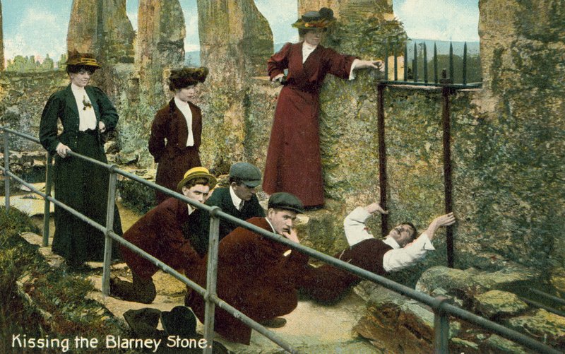 Całowanie kamienia z Blarney (kolorowe zdjęcie) autorstwa English Photographer